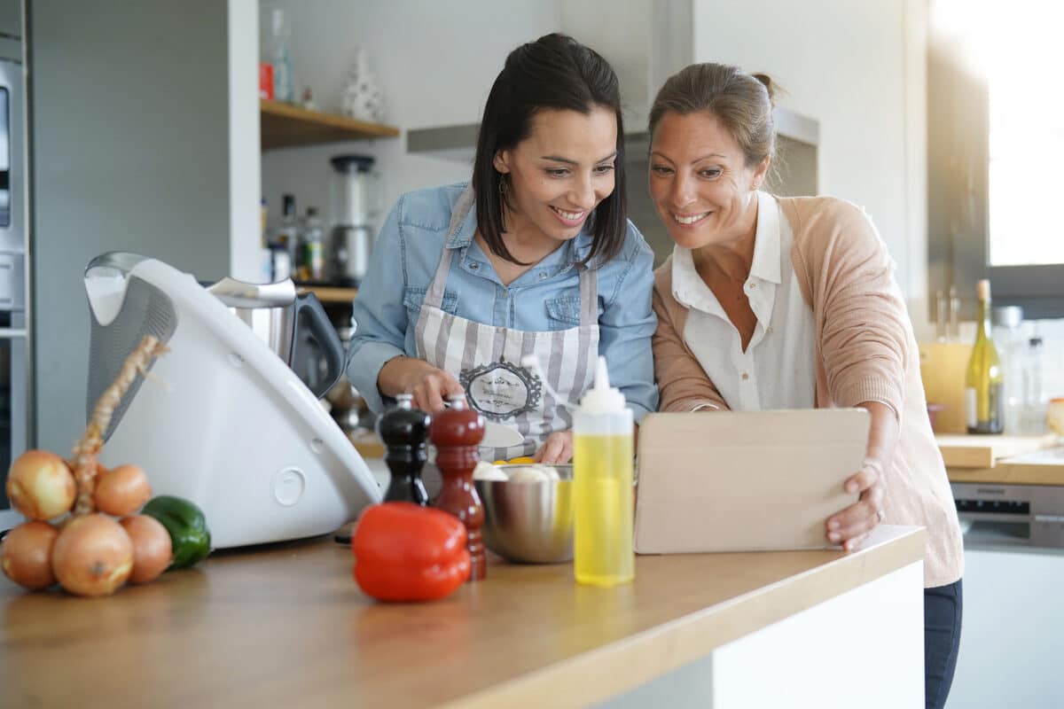 Eine Frau zeigt ihrer Tochter die Trends bei Küchengadgets