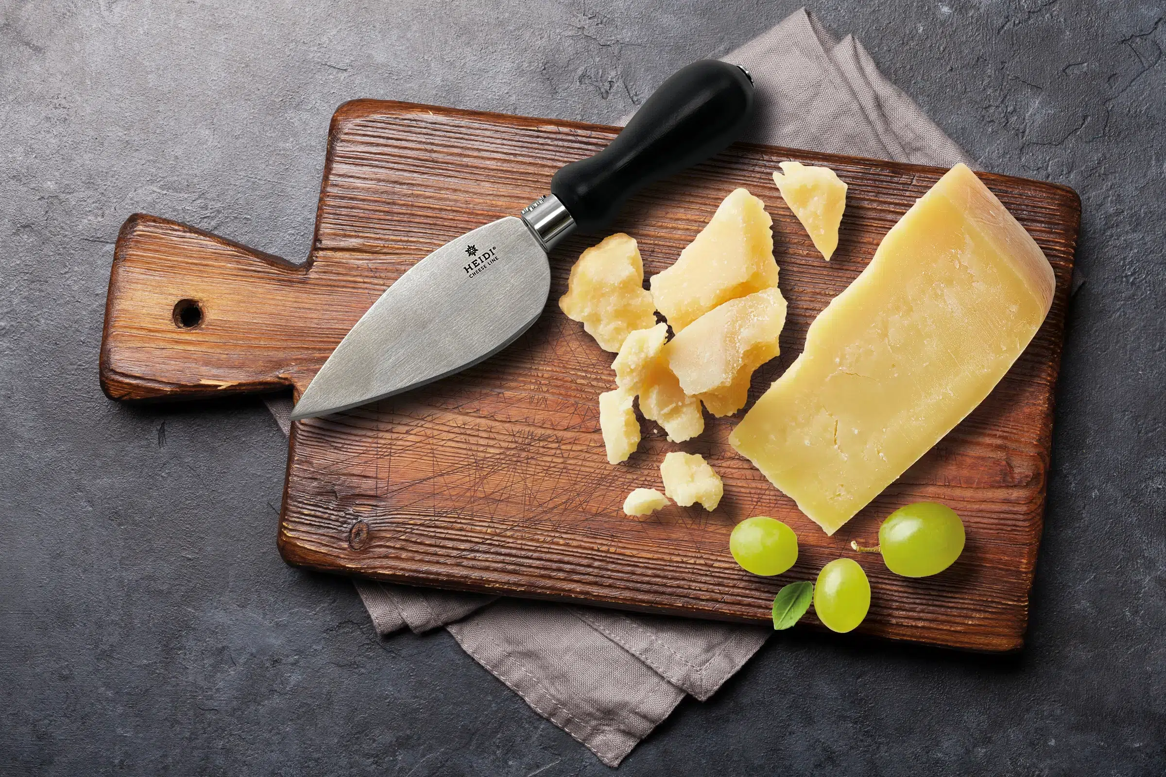 Heidi Cheese Line Couteau parmesan avec mitre Edelweiss - manche hêtre 3 rivets 188 mm