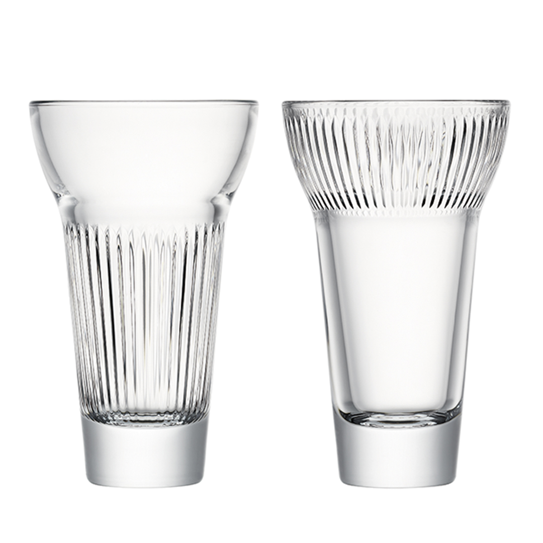 Deux gobelets en verre transparent avec des motifs nervurés verticaux, isolés sur un fond blanc.