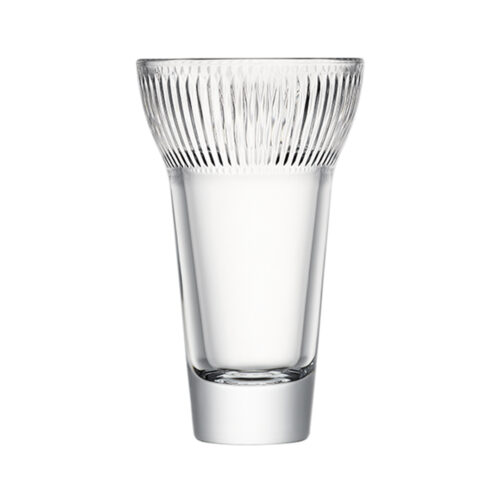 Ein eleganter, klarer Glasbecher mit geriffeltem Design in der oberen Hälfte und dickem Boden, isoliert auf weißem Hintergrund.