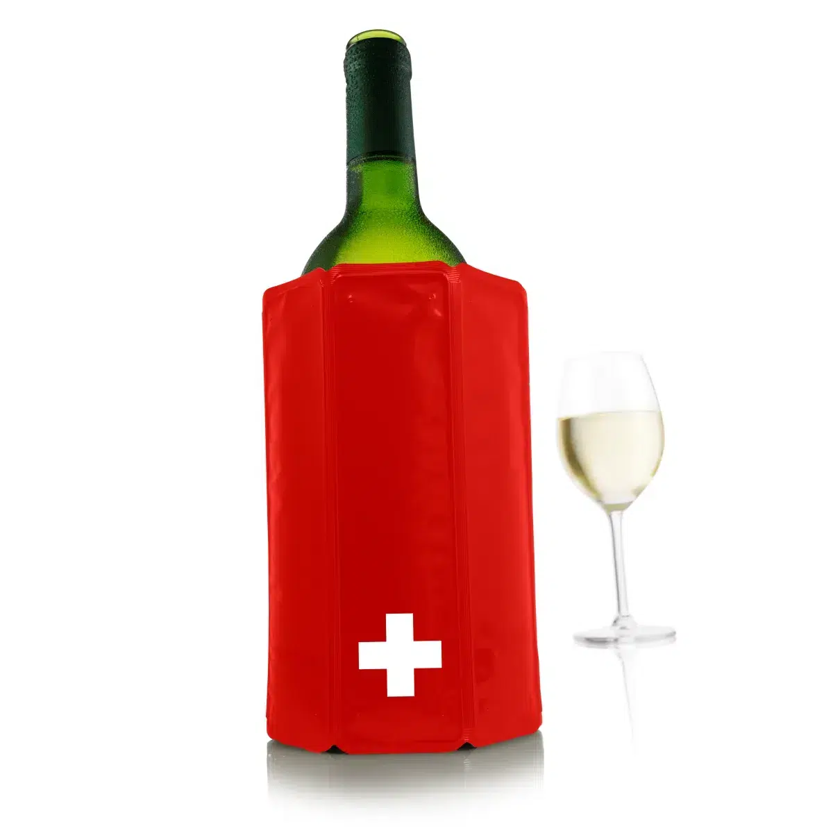 Une bouteille de vin suisse et un verre sur fond blanc.
