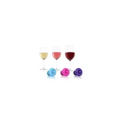 Trois verres, vin blanc et rouge, avec boucles d'oreilles colorées.