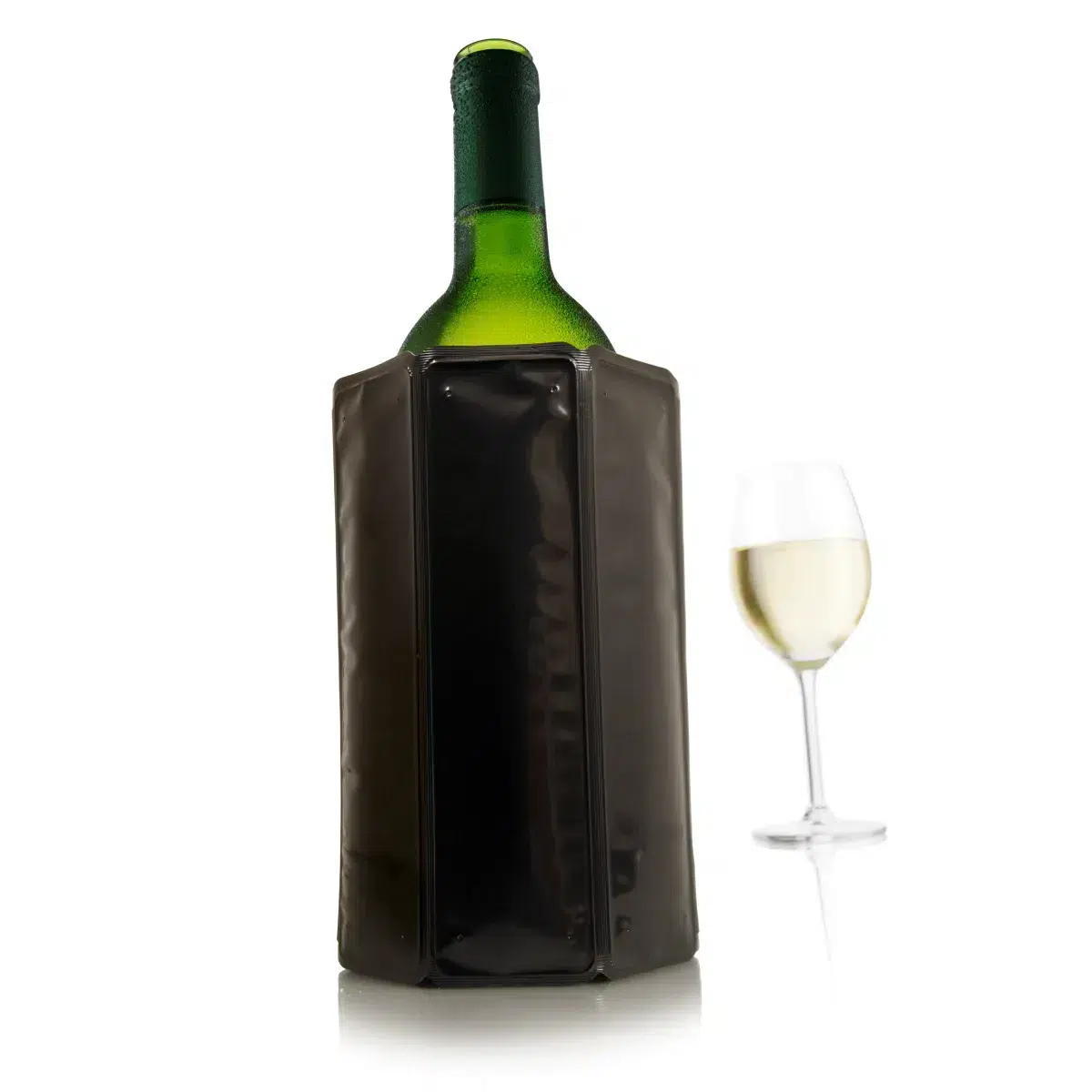 Une bouteille verte et un verre de vin blanc.