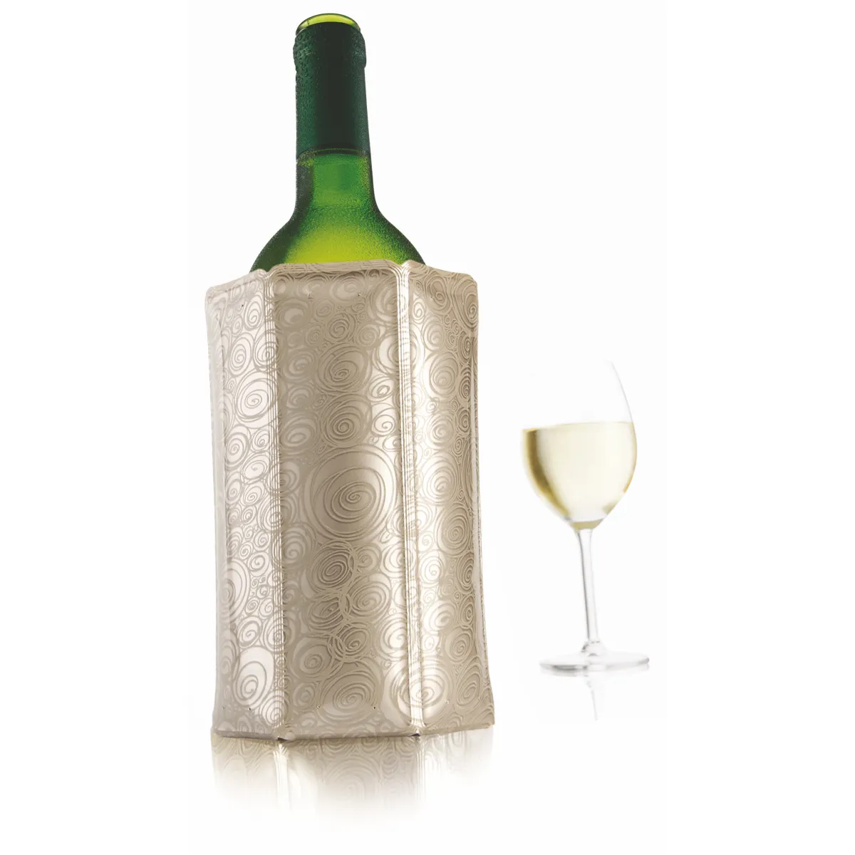Une bouteille de vin et verre élégants se détachent.