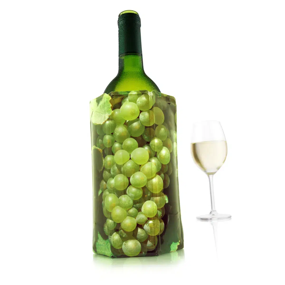 Bouteille de vin verte remplie de raisins blancs près verre.