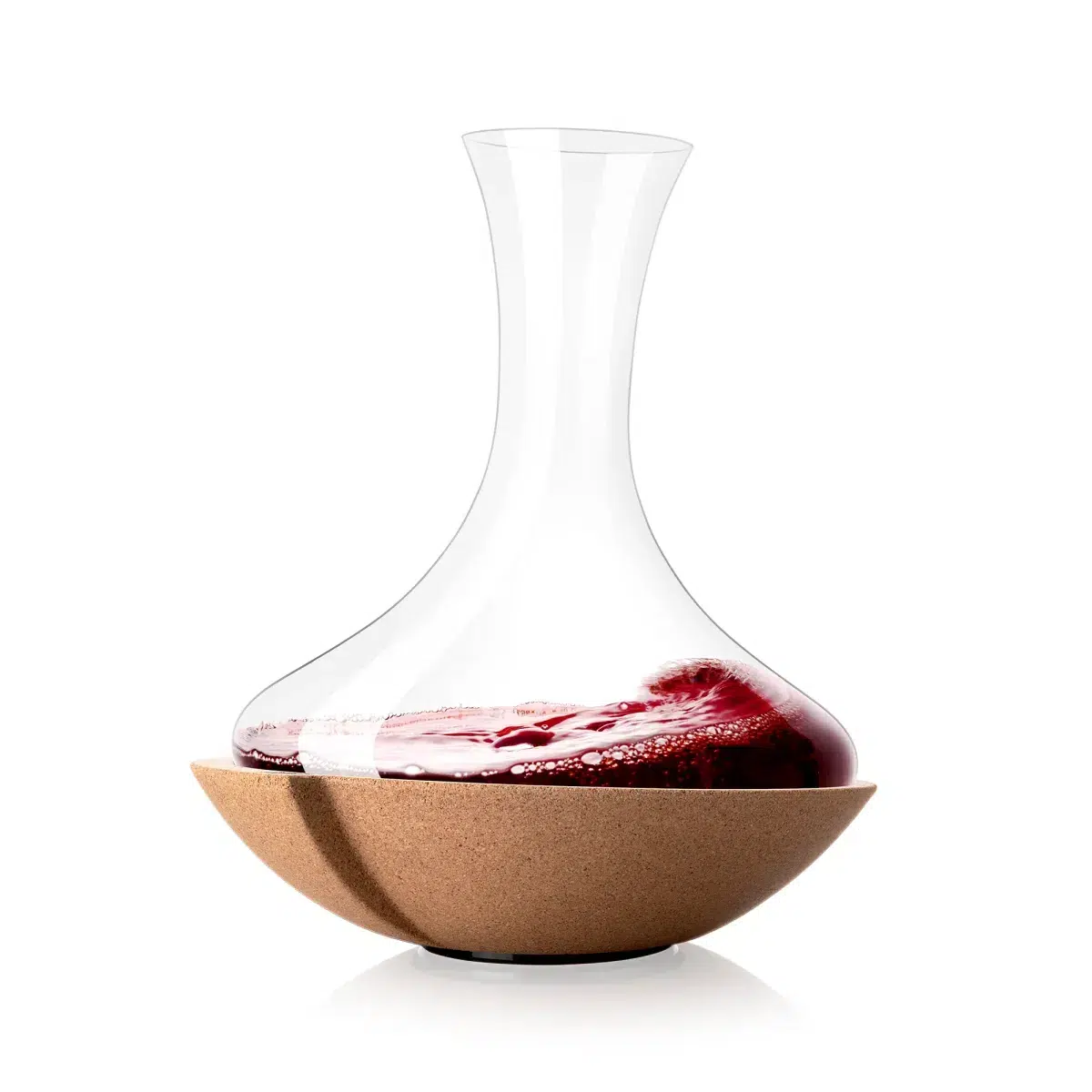 Une carafe transparente contient du vin rouge.