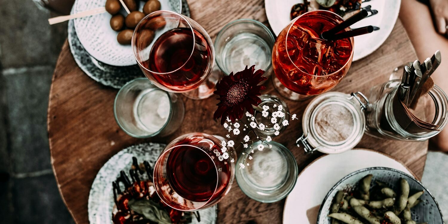 Table vue de haut avec apéritifs et verres de vin.